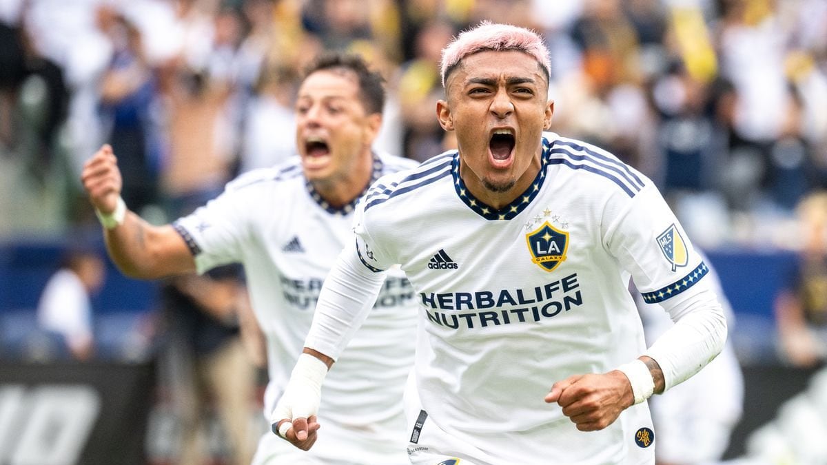 El lateral mexicano está cerca del Barcelona.