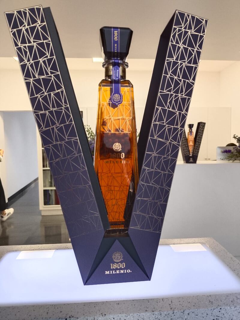 Con solo 8 mil botellas en venta esta edición exclusiva, se busca continuar la tradición de enaltecer esta bebida y a los artistas mexicanos