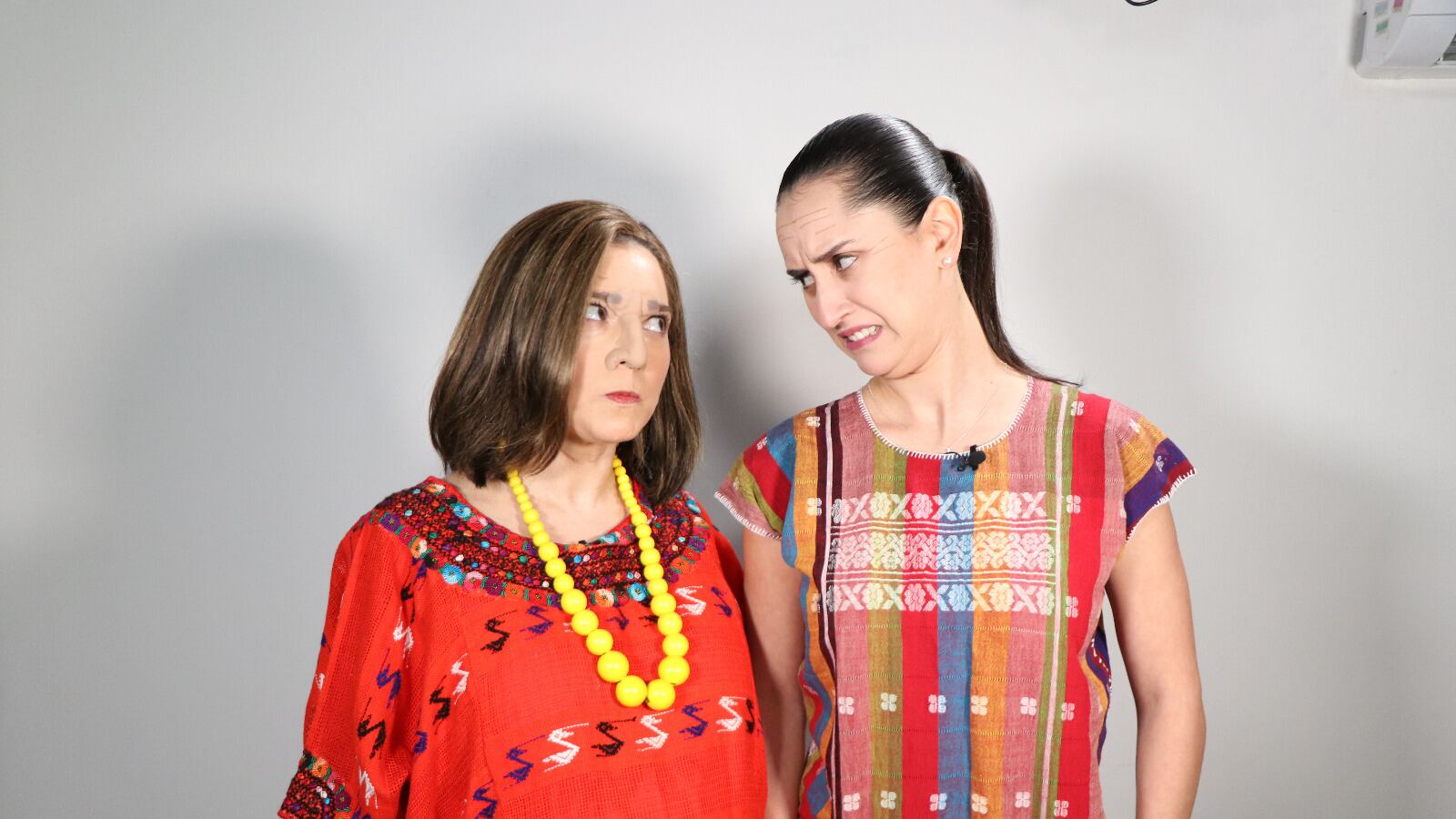 La Clau y La Xochitl a gritos y sombrerazos para ganar la silla presidencial