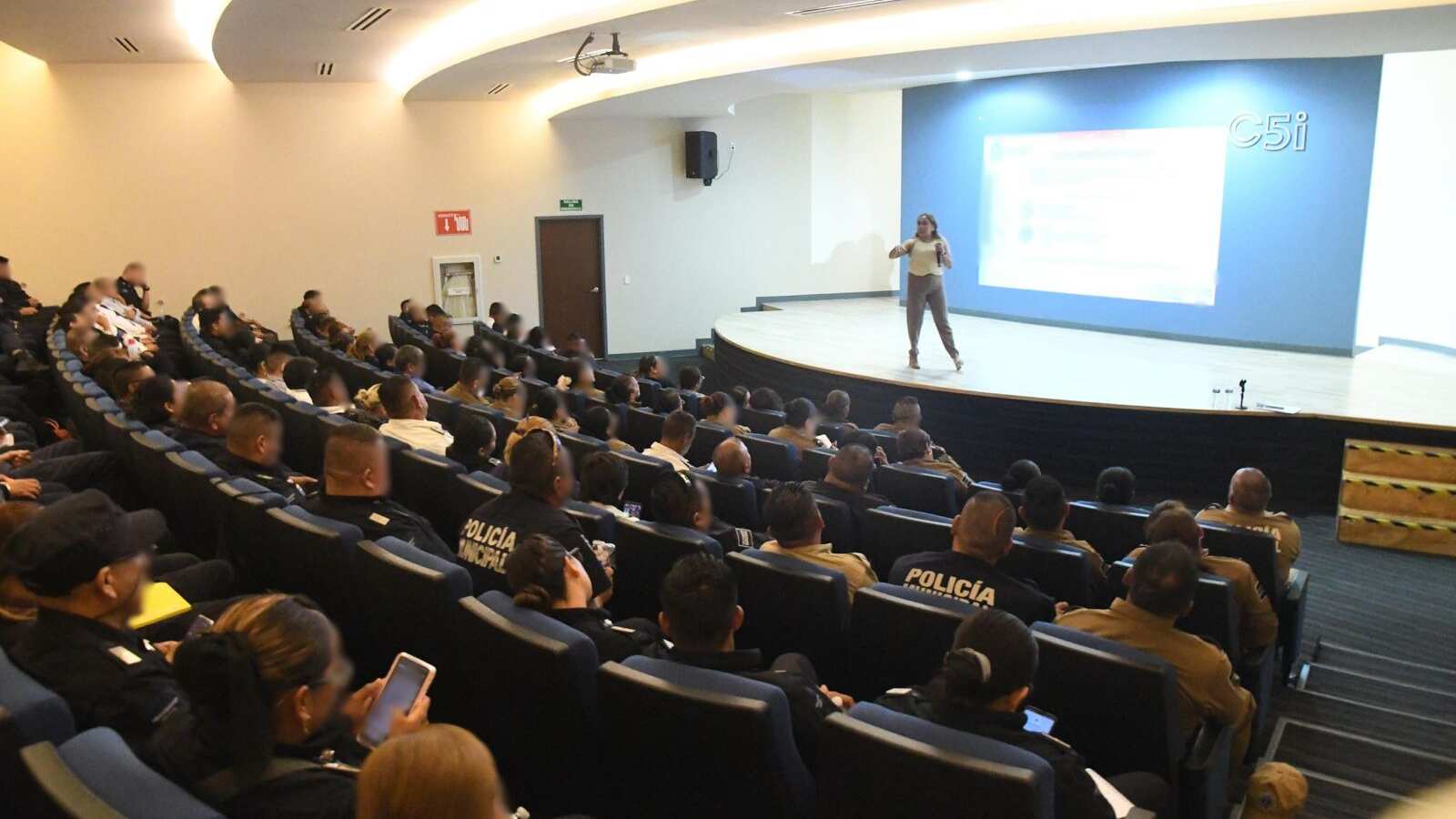 Capacitan a policías de municipios con alerta de género para prevenir feminicidios y atender a víctimas.