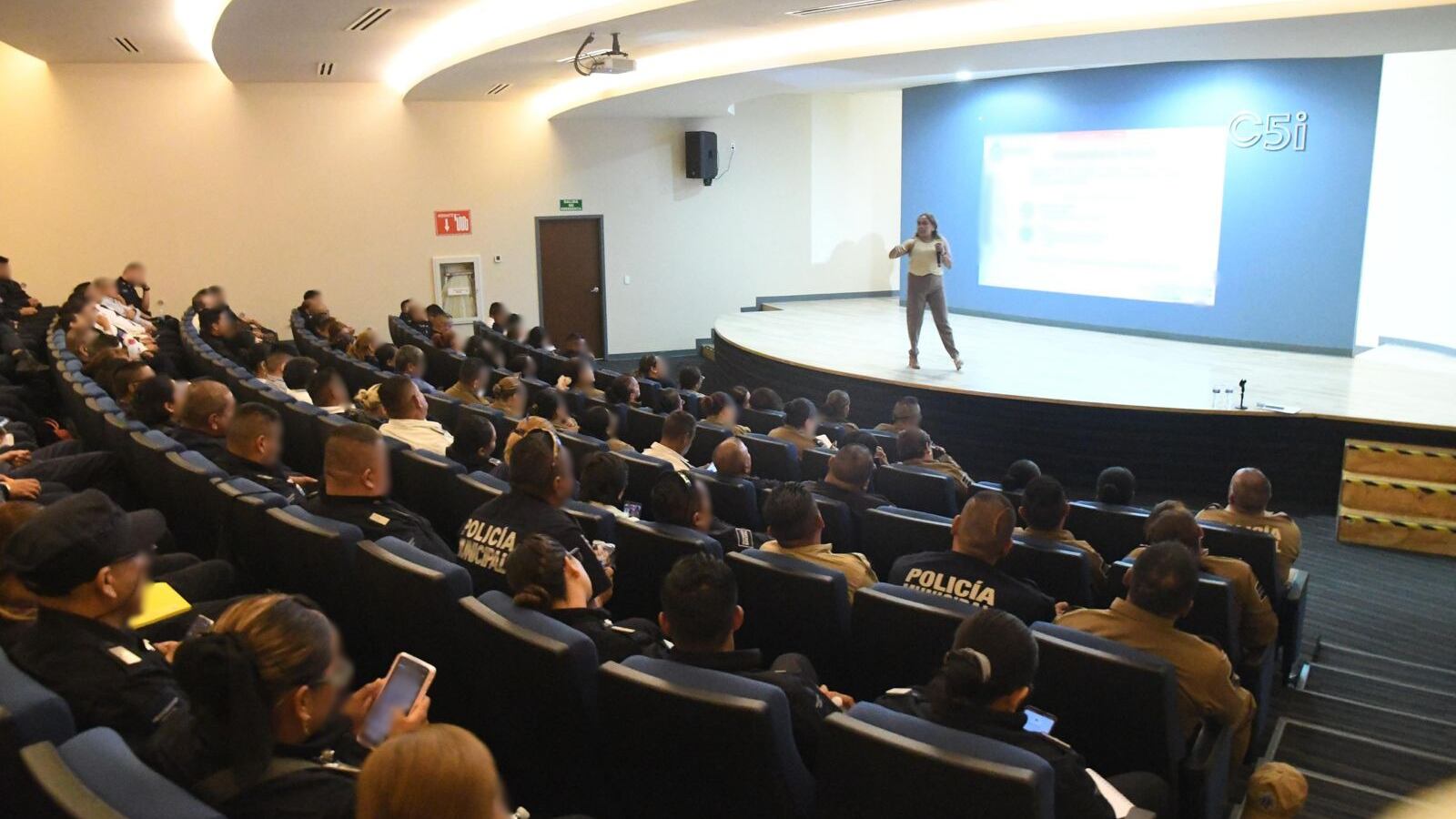 Capacitan a policías de municipios con alerta de género para prevenir feminicidios y atender a víctimas.