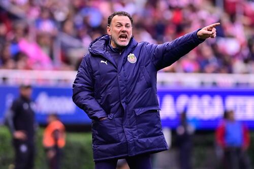 River Plate acecha a Gabriel Milito, ¿qué tan probable es su salida de Chivas?