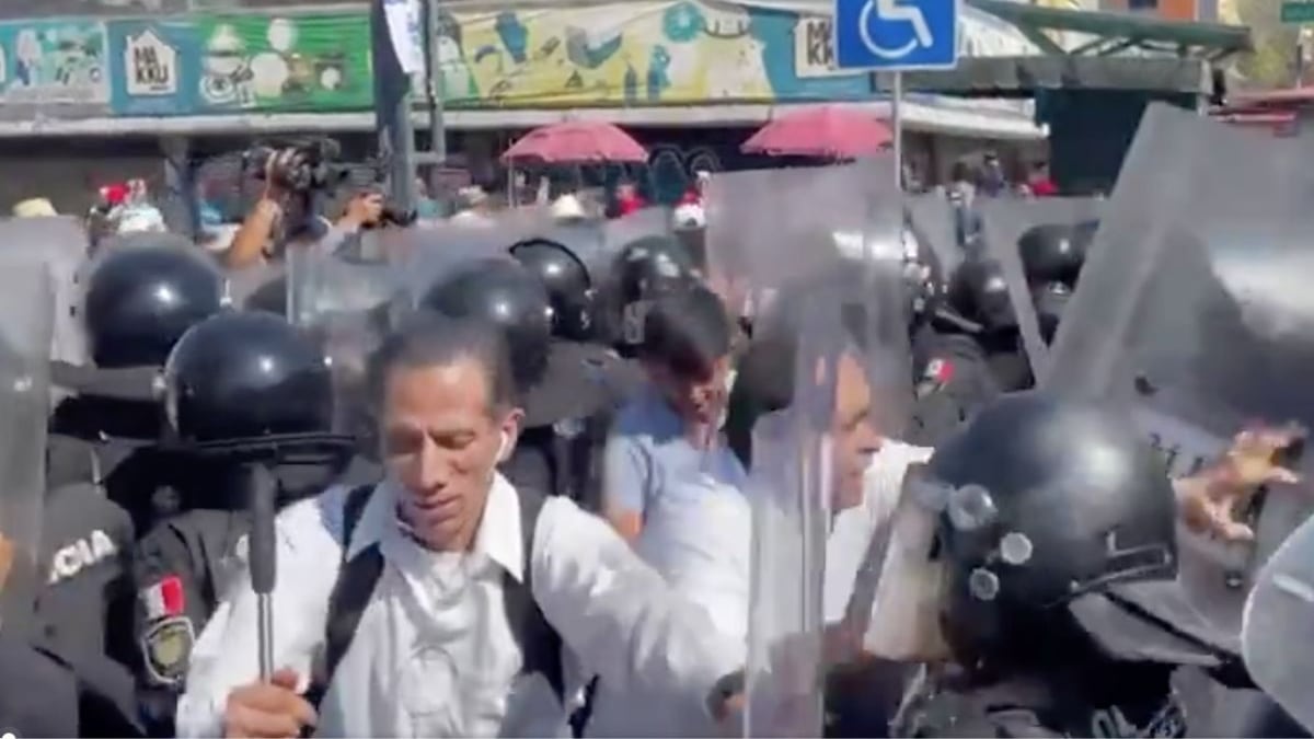 Policías golpean a personas débiles visuales que se manifestaban pacíficamente en CDMX