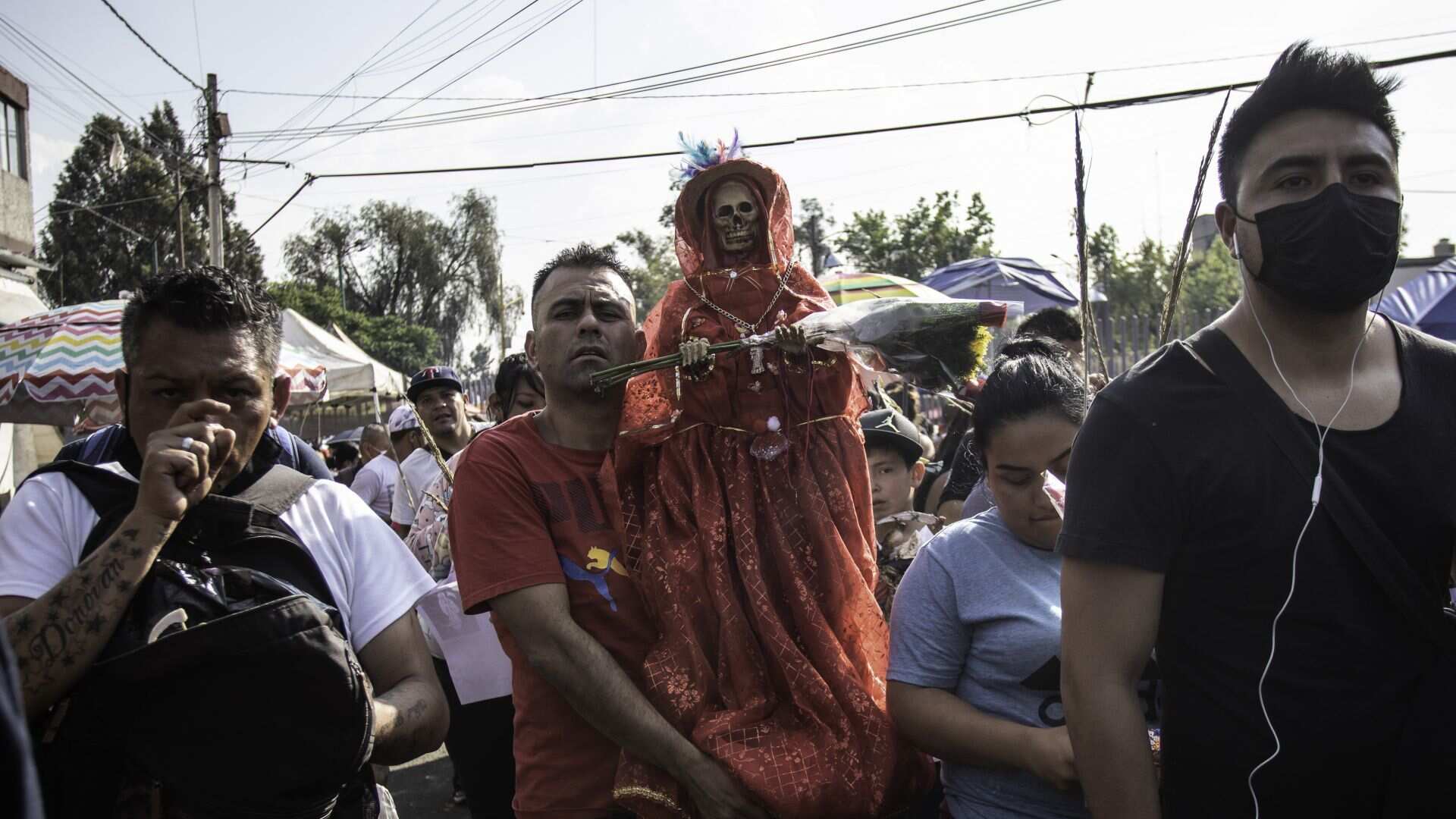 Cientos de personas se congregaron para celebrar a la Santa Muerte en su altar de Alfareria Tepito.