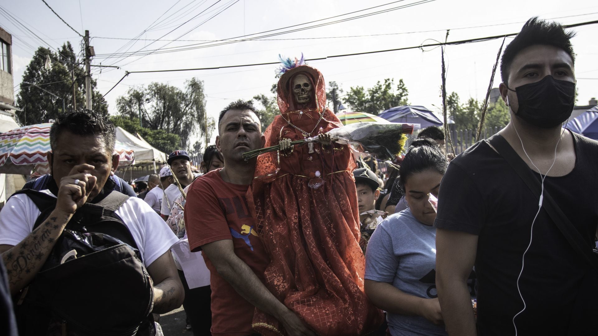Cientos de personas se congregaron para celebrar a la Santa Muerte en su altar de Alfareria Tepito.