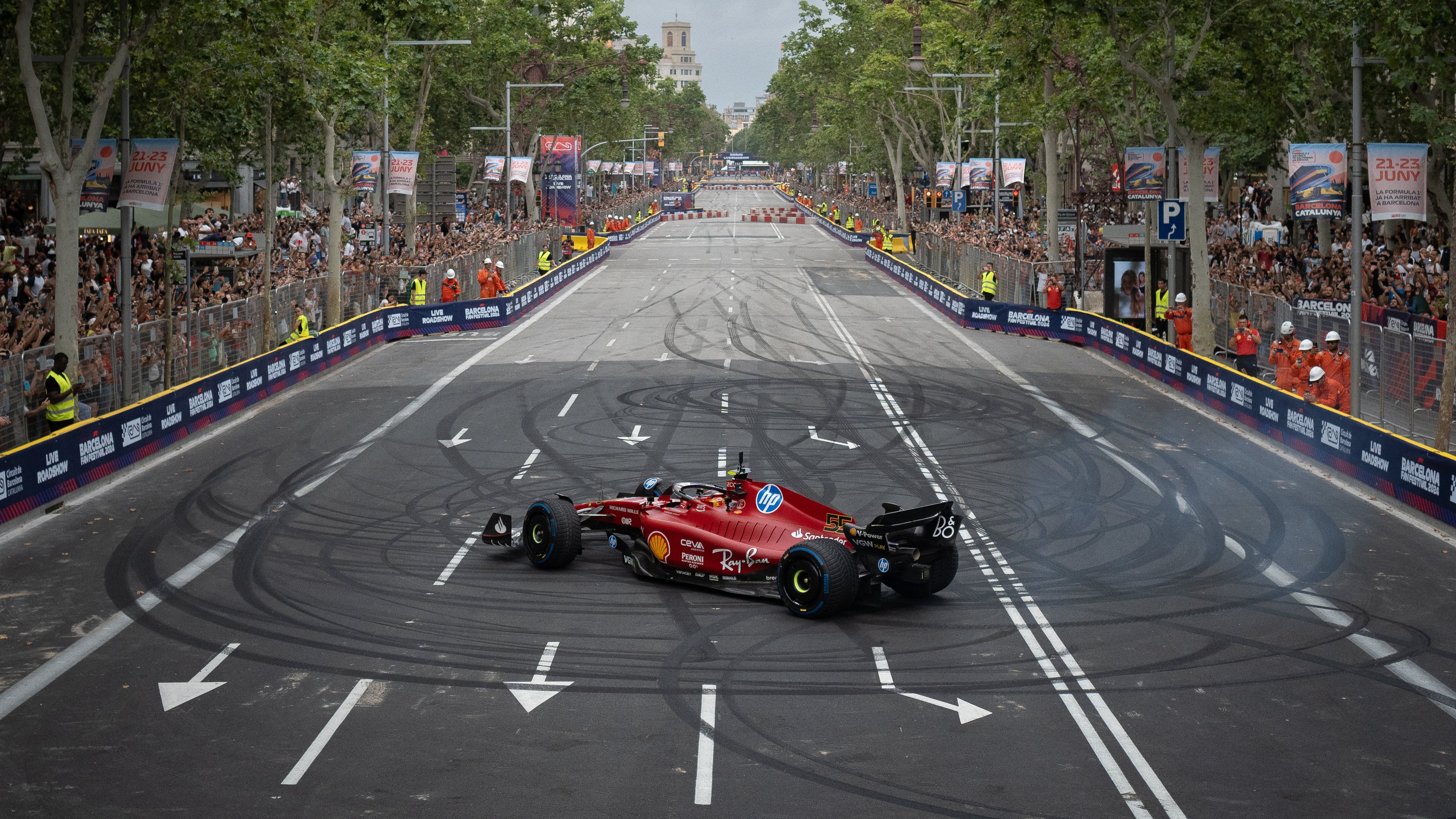 Carlos Sainz deleitó a los amantes del automovilismo en las calles de Barcelona.