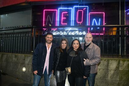 La espera terminó, ‘Neón Discoteque’ abrió sus puertas para transportar al público a una experiencia retro llena de nostalgia, en compañía de música de la década de los 70’s, 80’s y 90’s.