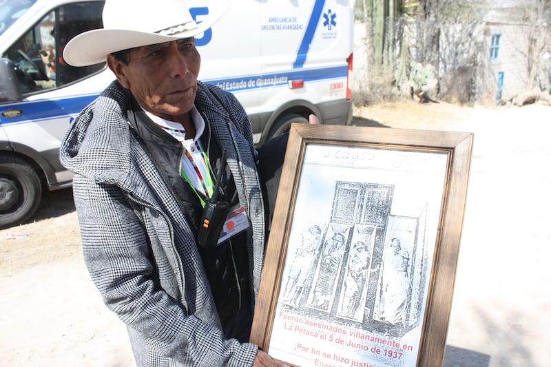 En entrevista en el lugar, Sabino Ramírez Infante, poblador e historiador de Cruz del Palmar, sostuvo que el origen del problema se remonta a la etapa agraria: relató que una segunda parte de tierras quedó sin regularizar y que, cuando se buscaba avanzar, fueron asesinados representantes vinculados al proceso ejidal. “Duramos 87 años esperando este gran momento”, dijo al referirse a la creación del nuevo ejido.
