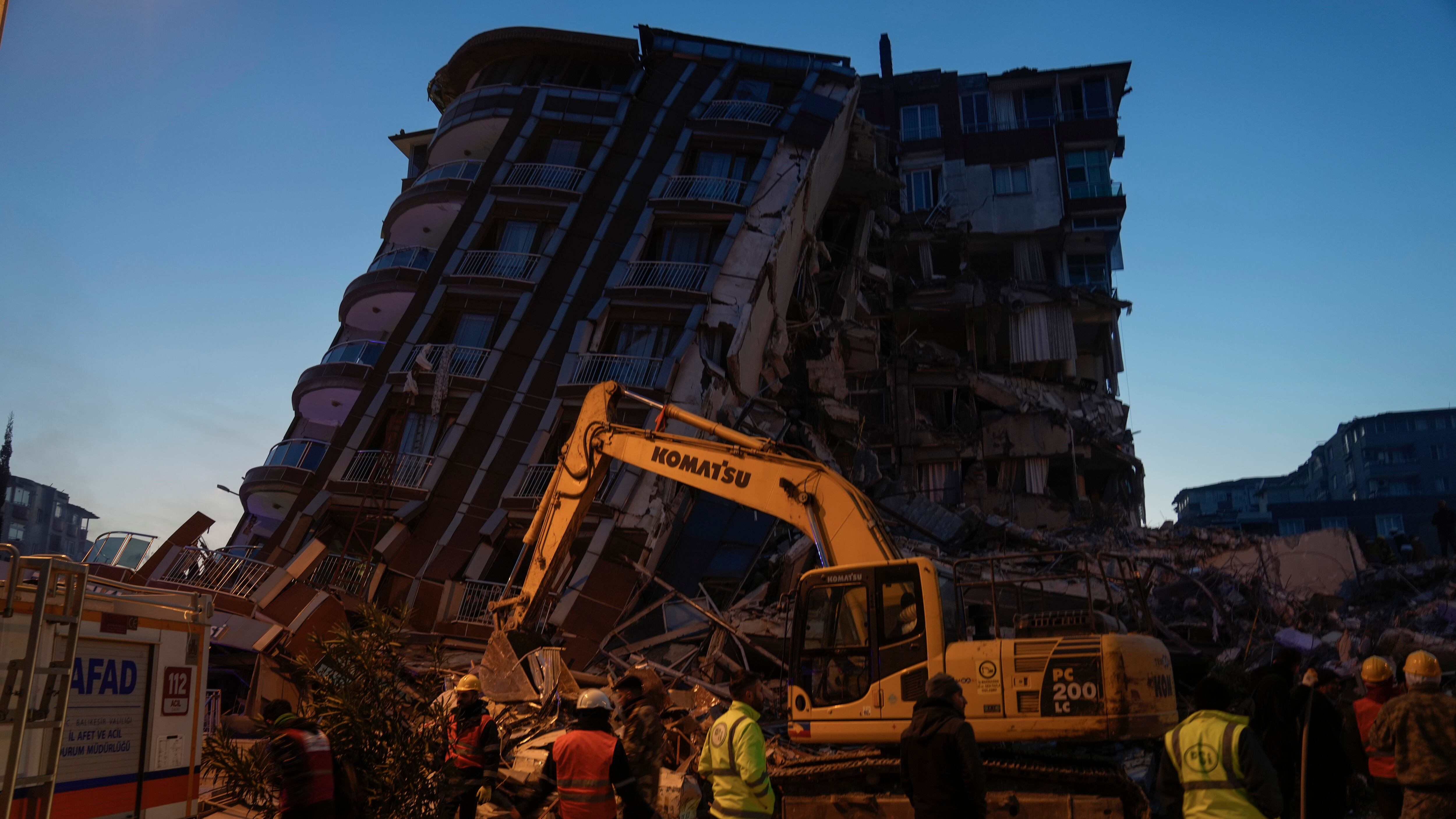 Terremotos de Turquía y Siria dejan al menos 24 mil 500 fallecidos