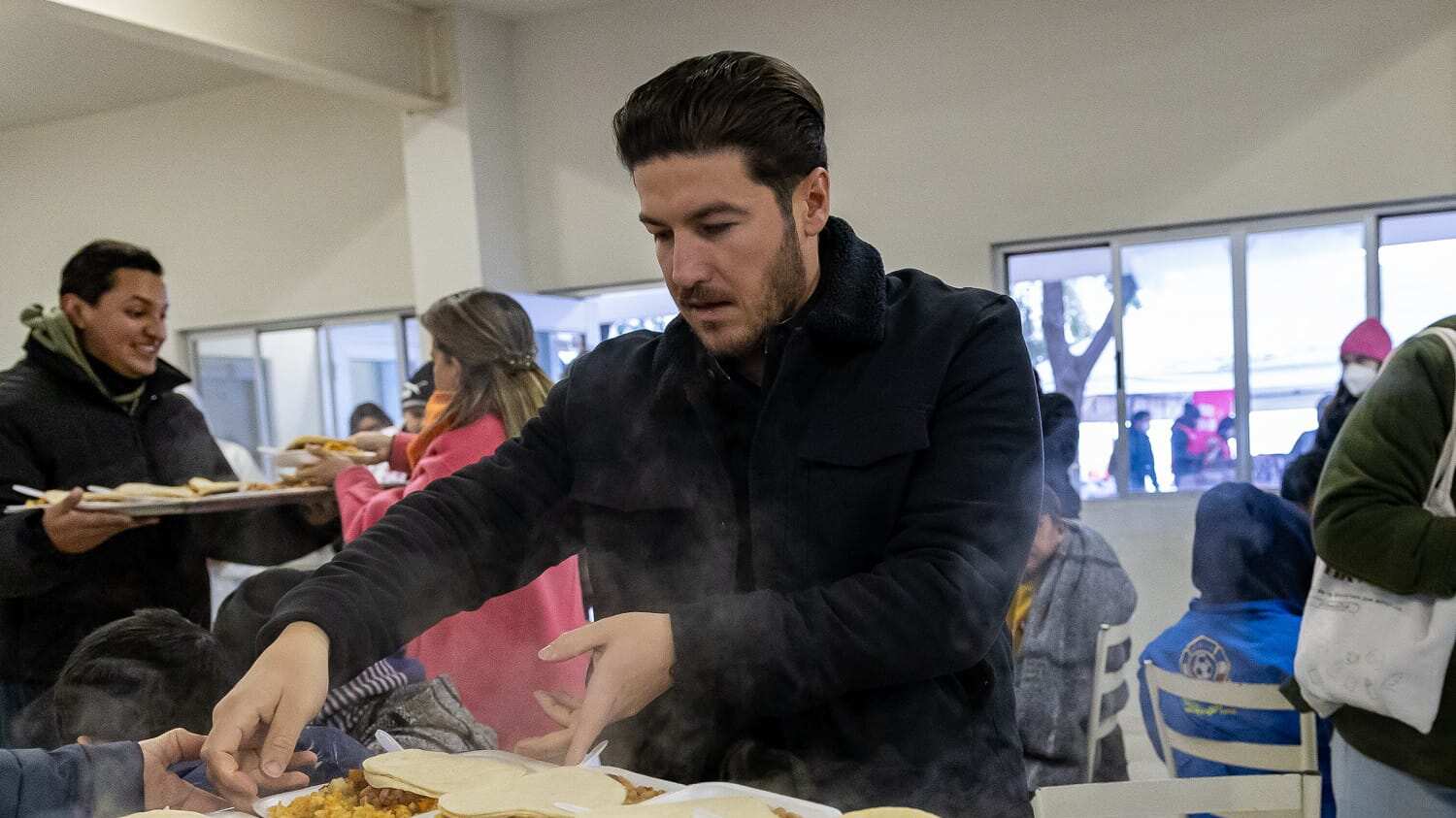 El gobernador dijo que hay que ayudar a todo el mundo, hay que llevar cobijas y abrigo.