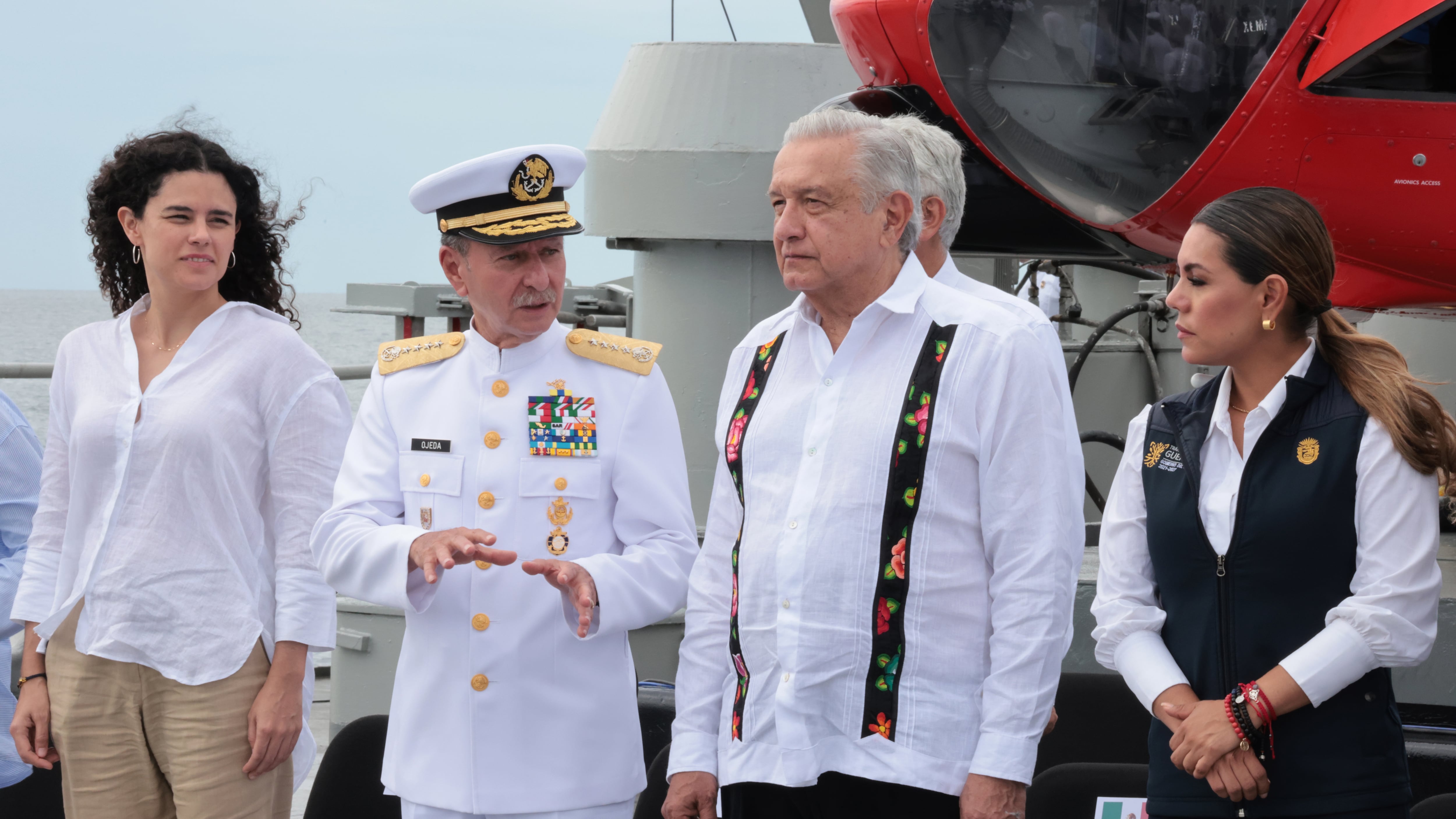 Acapulco, Guerrero, México, 23 de noviembre de 2023. Andrés Manuel López Obrador, presidente Constitucional de los Estados Unidos Mexicanos en Día de la Armada de México.Lo acompañan Víctor Manuel Villalobos Arámbula, secretario de Agricultura y Desarrollo Rural; Rosa Icela Rodríguez Velázquez, secretaria de Seguridad y Protección Ciudadana; Luisa María Alcalde Luján, secretaria de Gobernación; Germán Arturo Martínez Santoyo, director general de la Comisión Nacional del Agua (Conagua); José Rafael Ojeda, secretario de Marina; Evelyn Cecia Salgado Pineda, gobernadora Constitucional del Estado de Guerrero; Jorge Nuño Lara, secretario de Infraestructura, Comunicaciones y Transportes; Luis Cresencio Sandoval González, secretario de la Defensa Nacional; Alicia Bárcena Ibarra, secretaria de Relaciones Exteriores y Raquel Buenrostro Sánchez, secretaria de Economía. Foto: Presidencia