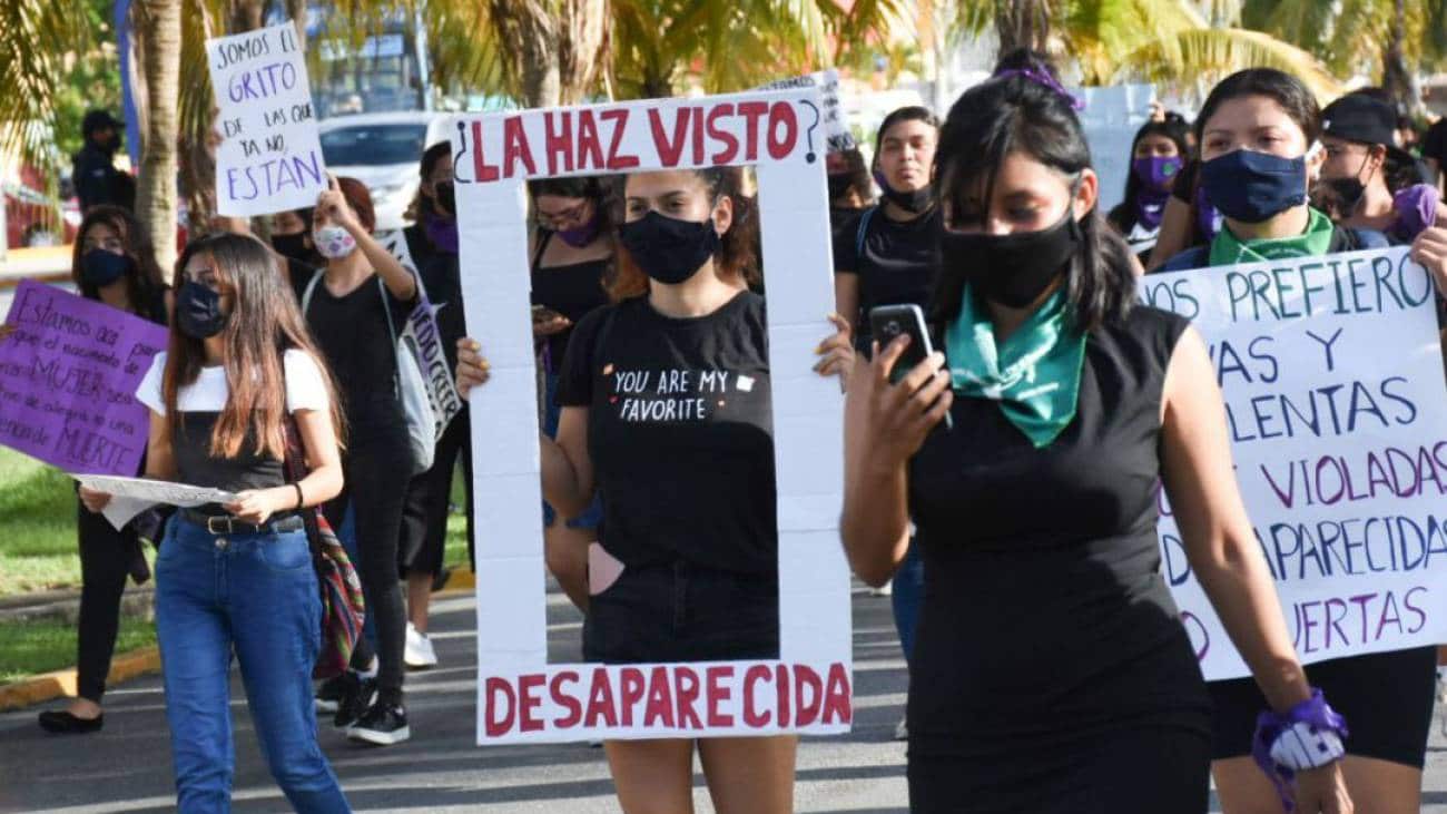 Contingentes y organizaciones de mujeres se dirigen hacia el Zócalo capitalino.