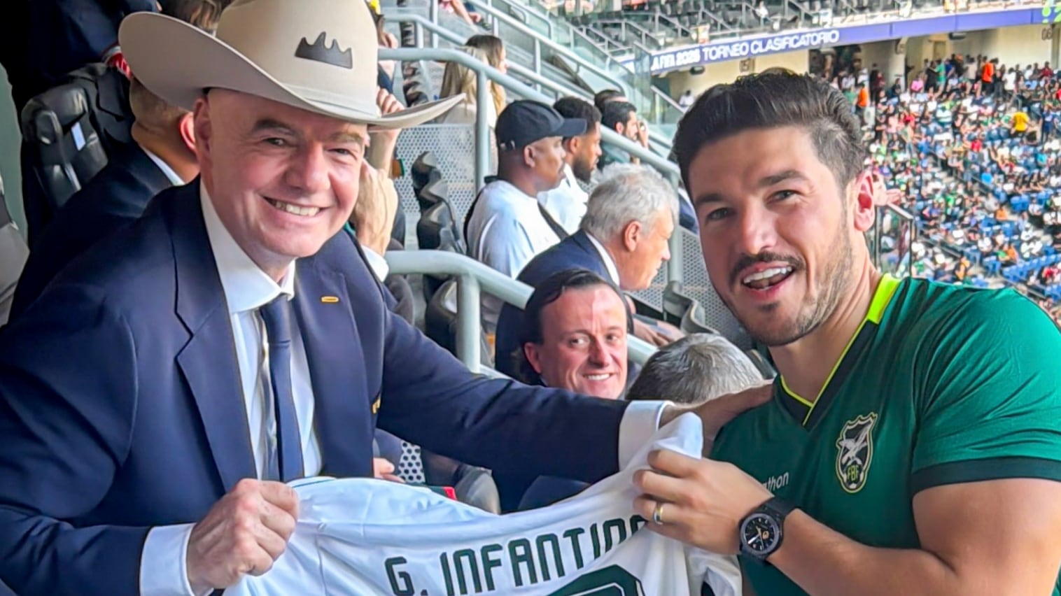 Samuel García regaló jersey y sombrero a Infantino.