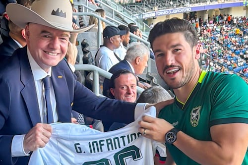 ¡Con sombrero y jersey! Samuel García sorprende a Infantino en el repechaje del Mundial