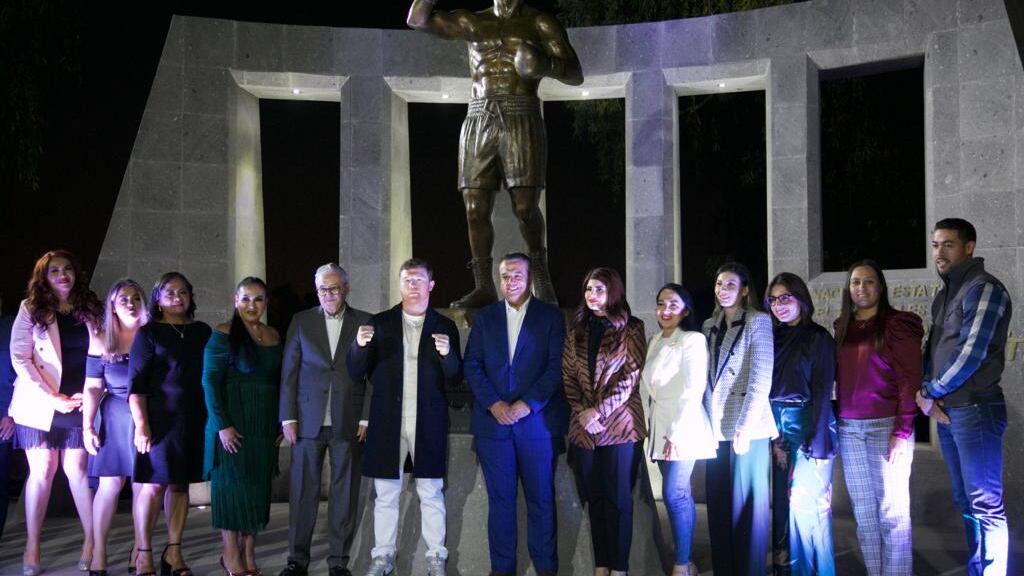 Canelo queda inmortalizado con estatua de bronce en Jalisco