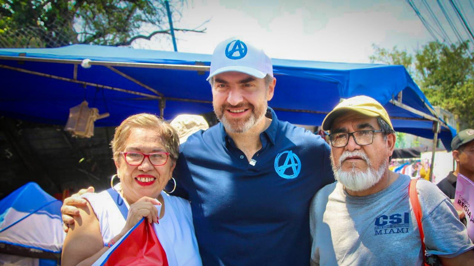 Adrián de la Garza hizo mini cierres de campaña durante sus últimos recorrios.