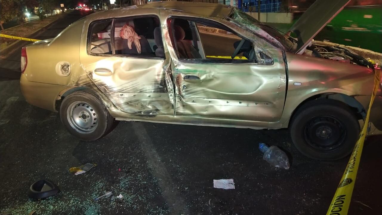 El coche siniestrado aún presentaba las marcas de la unidad de transporte público.