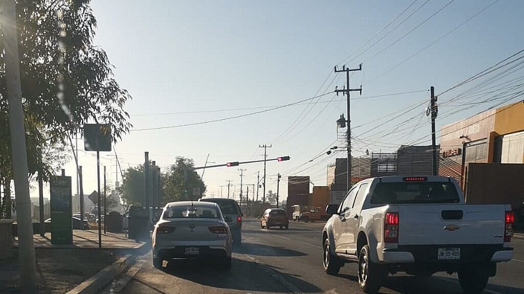 El semáforo se ubica a 800 metros de las vías del tren, antes operaba como un retorno funcional