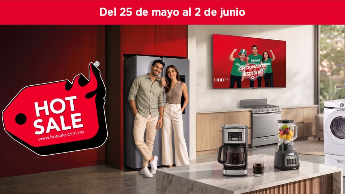Pareja en una cocina moderna rodeada de electrodomésticos y pantalla durante el Hot Sale Sears 2026 con promociones en hogar y tecnología