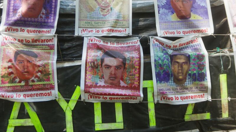 Ayotzinapa: Padres de normalistas amagan con instalar plantón frente a Palacio Nacional