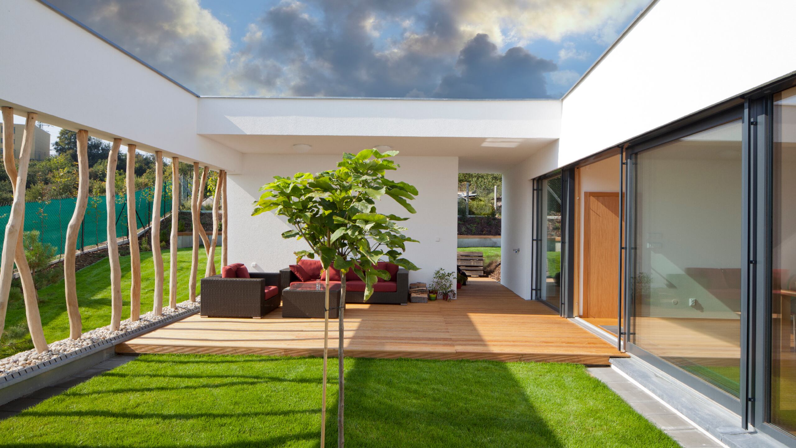 Con cada rayo de sol y en cada brisa fresca, la terraza se convierte en el corazón del hogar, un lugar donde el tiempo parece detenerse para celebrar la belleza de la vida en familia