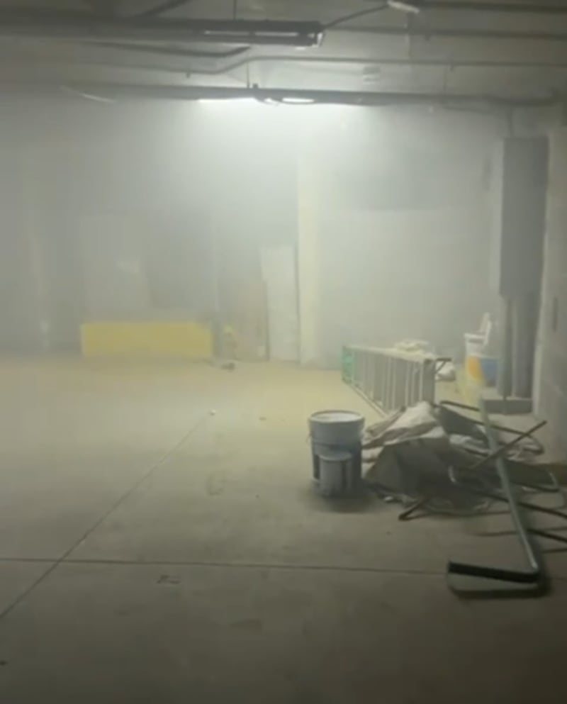 El humo originado en el sótano, pronto se extendió a todo el edificio.