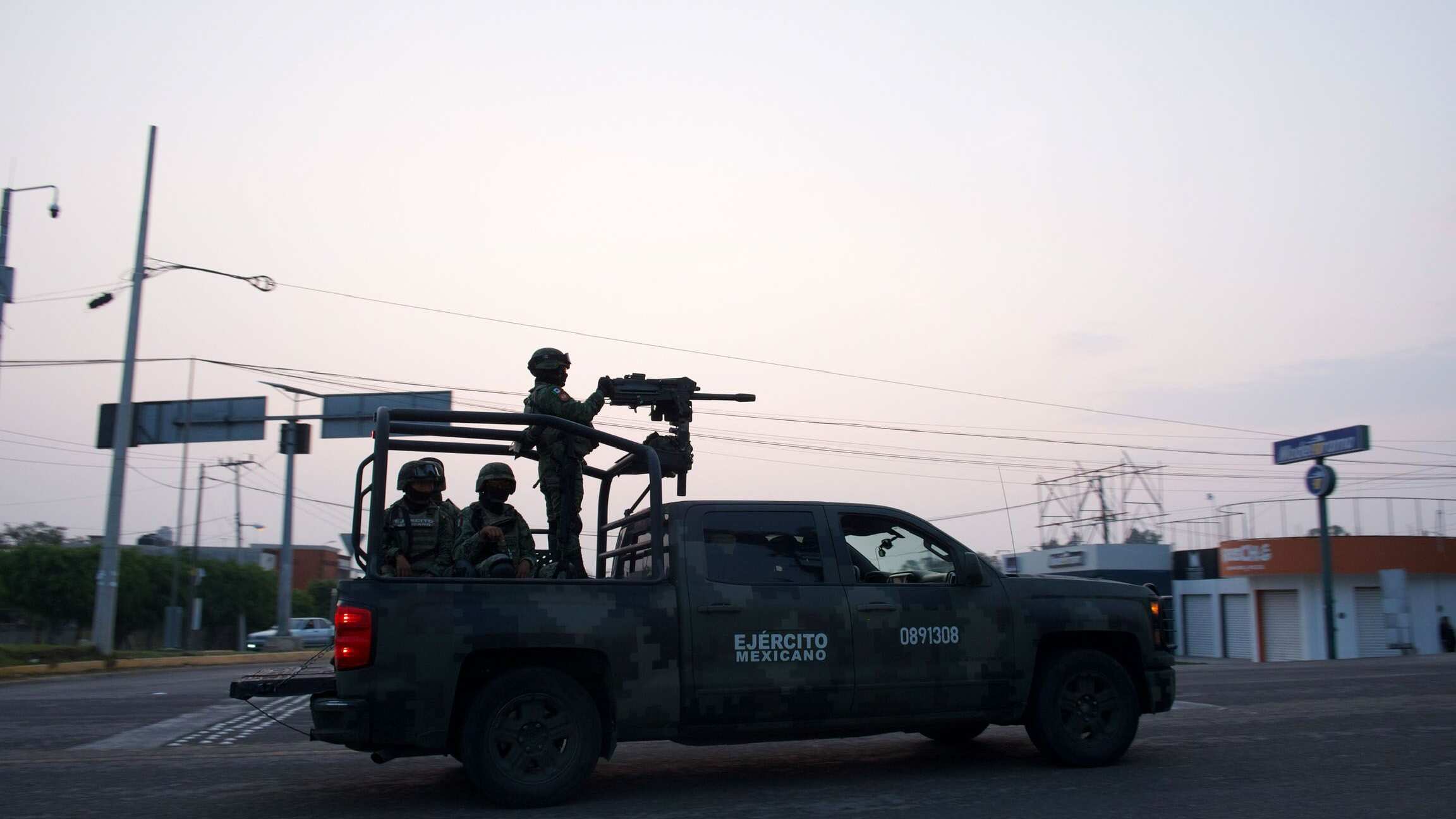 FRONTERA COMALAPA, CHIAPAS, 30MAYO2023.- Arrancó el Despliegue de Fuerza de Tareas dirigido por la SEDENA acompañado por la Guardia Nacional, Policía Estatal y Municipal rumbo a la región que ha sido azotada por la violencia entre grupos armados en incremento desde el año 2021 en comunidades fronterizas a Guatemala. El día 22 de Mayo del presente año estos grupos se han enfrentado sin descanso y con armamentos cada vez más altos, lo cual obligó a la población a desplazarse para salvaguardar sus vidas. Al entrar al municipio el convoy dirigido por el ejército nacional estos se encaminaron al ejido Joaquín Miguel Gutierrez, donde se encontraron con pobladores de la región y estos les impidieron el paso argumentando que el problema y la violencia está en la cabecera municipal y otros poblados. Después de un tiempo de diálogo sin acuerdos, el ejército empezó a avanzar a lo cual los pobladores respondieron con palos y piedras negando la entrada, elementos del ejército lanzaban bombas de gas lacrimógeno y las piedras de regresó para seguir con su incursión a la comunidad. 
FOTO: ISABEL MATEOS /CUARTOSCURO.COM