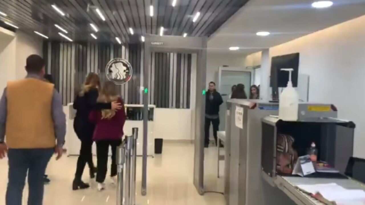 Alicia Villarreal llegó esta tarde a la Fiscalía de Nuevo León para denunciar a Cruz Martínez.