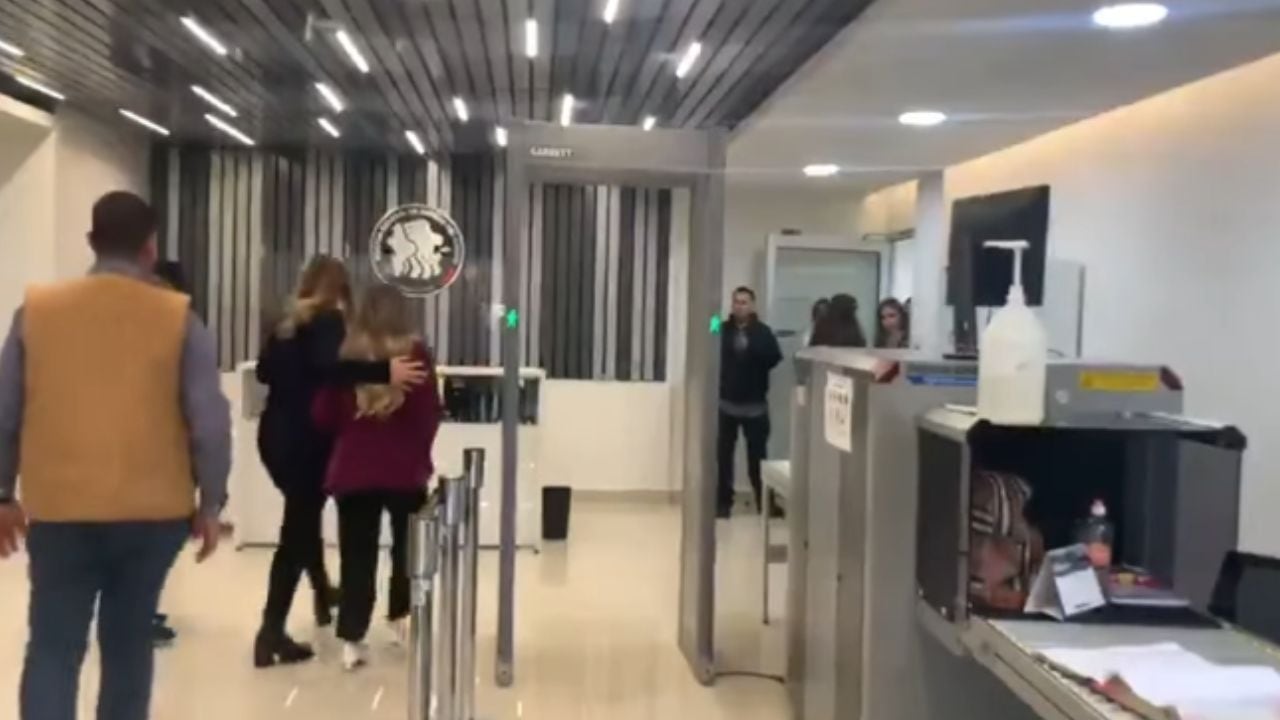 Alicia Villarreal llegó esta tarde a la Fiscalía de Nuevo León para denunciar a Cruz Martínez.