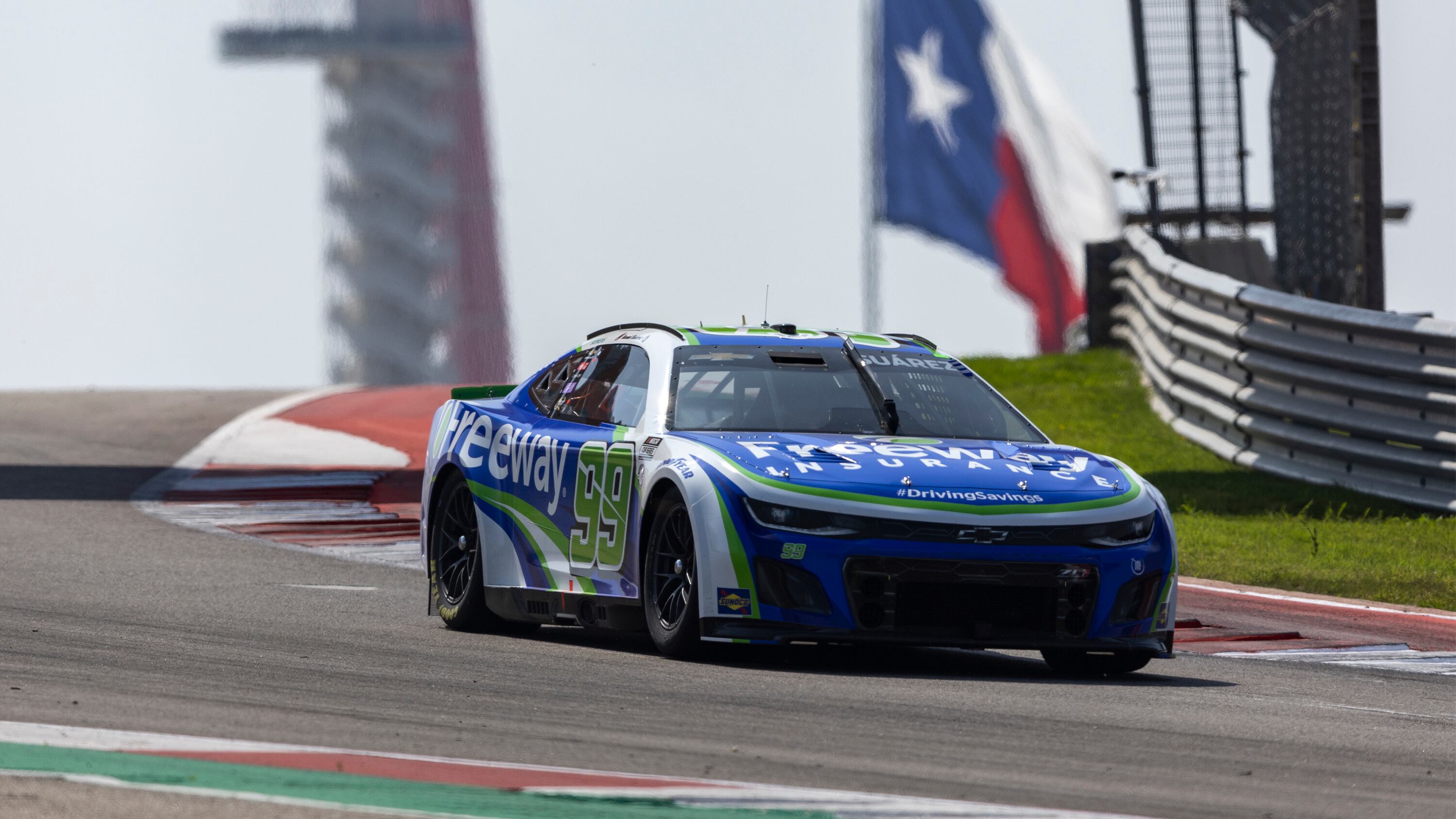 El mexicano Daniel Suárez conduce en la carrera de la NASCAR realizada en Austin, Texas, el domingo 26 de marzo de 2023 (AP Foto/Stephen Spillman)