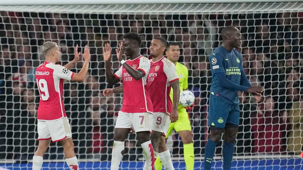 Arsenal venció al PSV en su regreso a la Champions League.