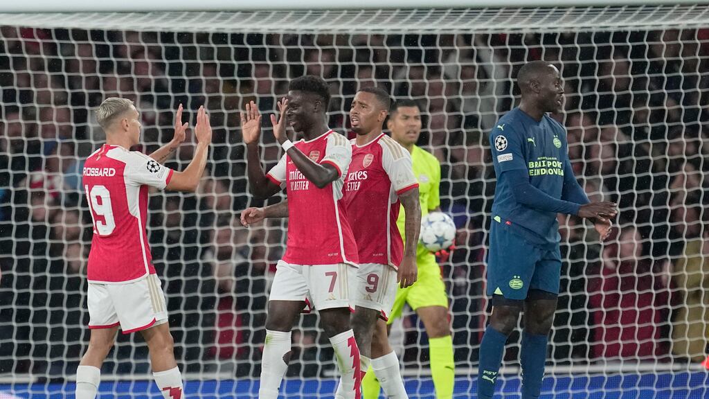 Arsenal venció al PSV en su regreso a la Champions League.