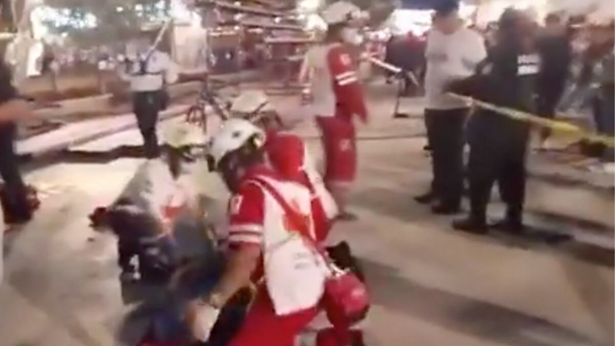 Desplome de gradas en evento en Oaxaca deja más de 10 heridos