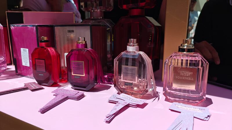 La fragancia más icónica de Victoria’s Secret cumple 15 años y lo celebra en Antara con una experiencia única. Conoce sus nuevas versiones, participa en un quiz, disfruta de snacks y llévate una muestra gratis. ¡Solo este 13 de abril!
