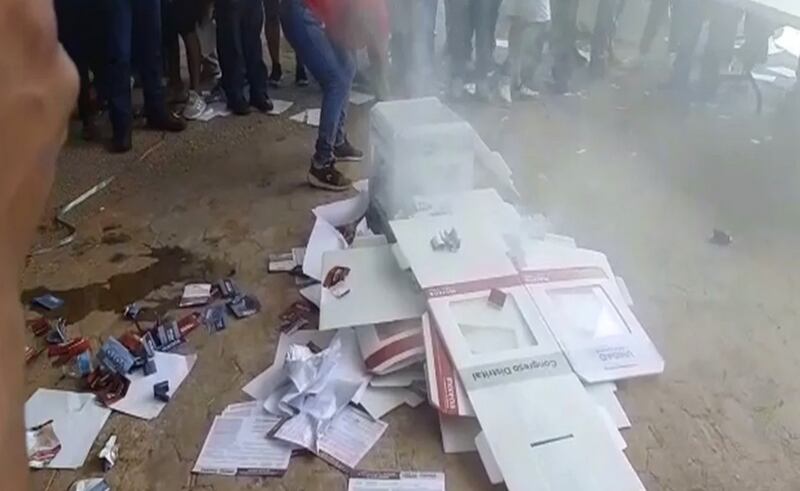 Al viejo estilo del PRI denuncian irregularidades en elección de Morena.