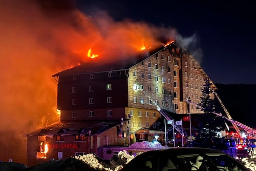 Incendio arrasa con hotel de Turquía y mueren casi 30% de todos los huéspedes