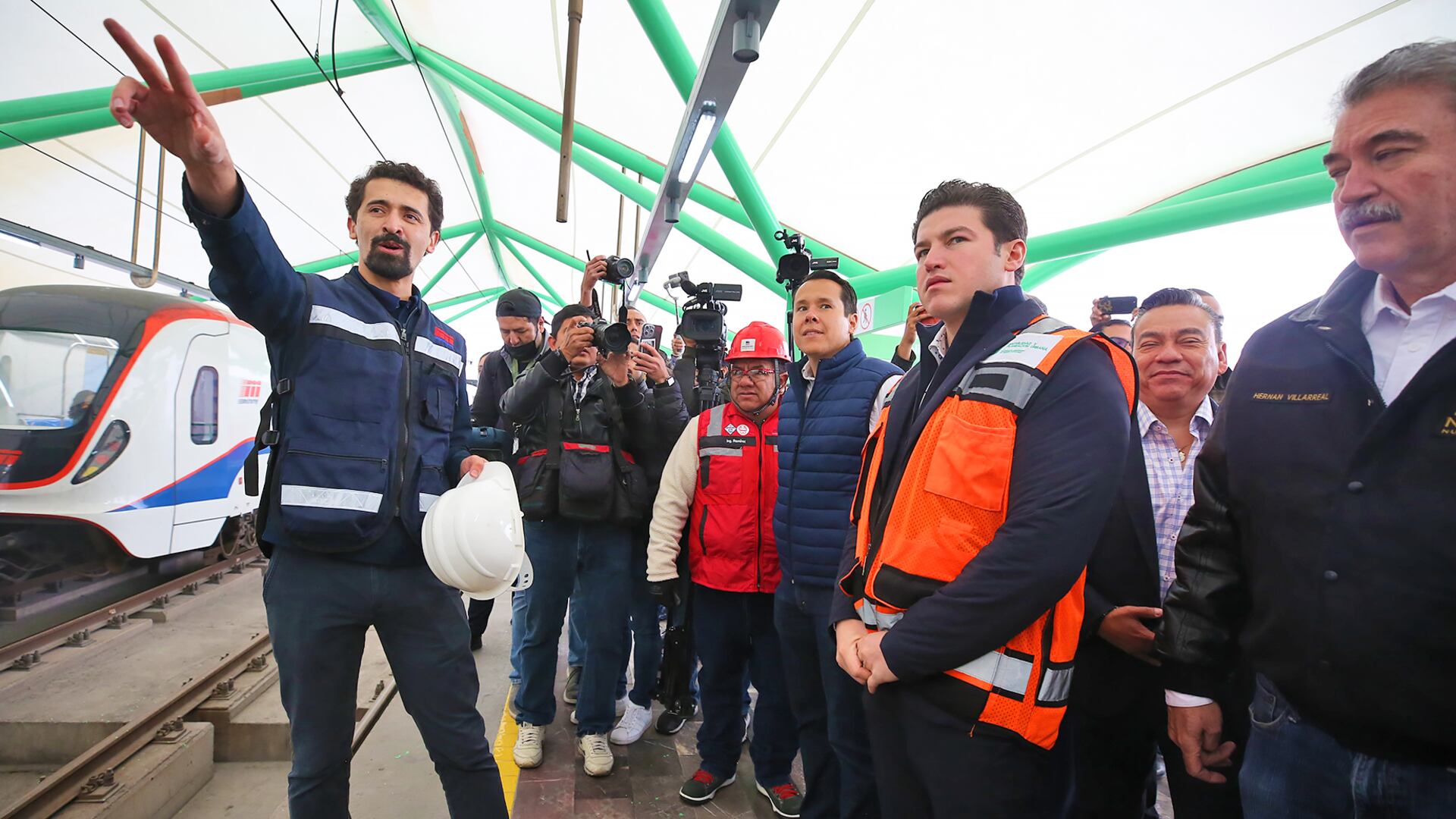 Abraham Vargas, director de Metrorrey, explica al gobernador los procesos de reconstrucción de la Línea 2.