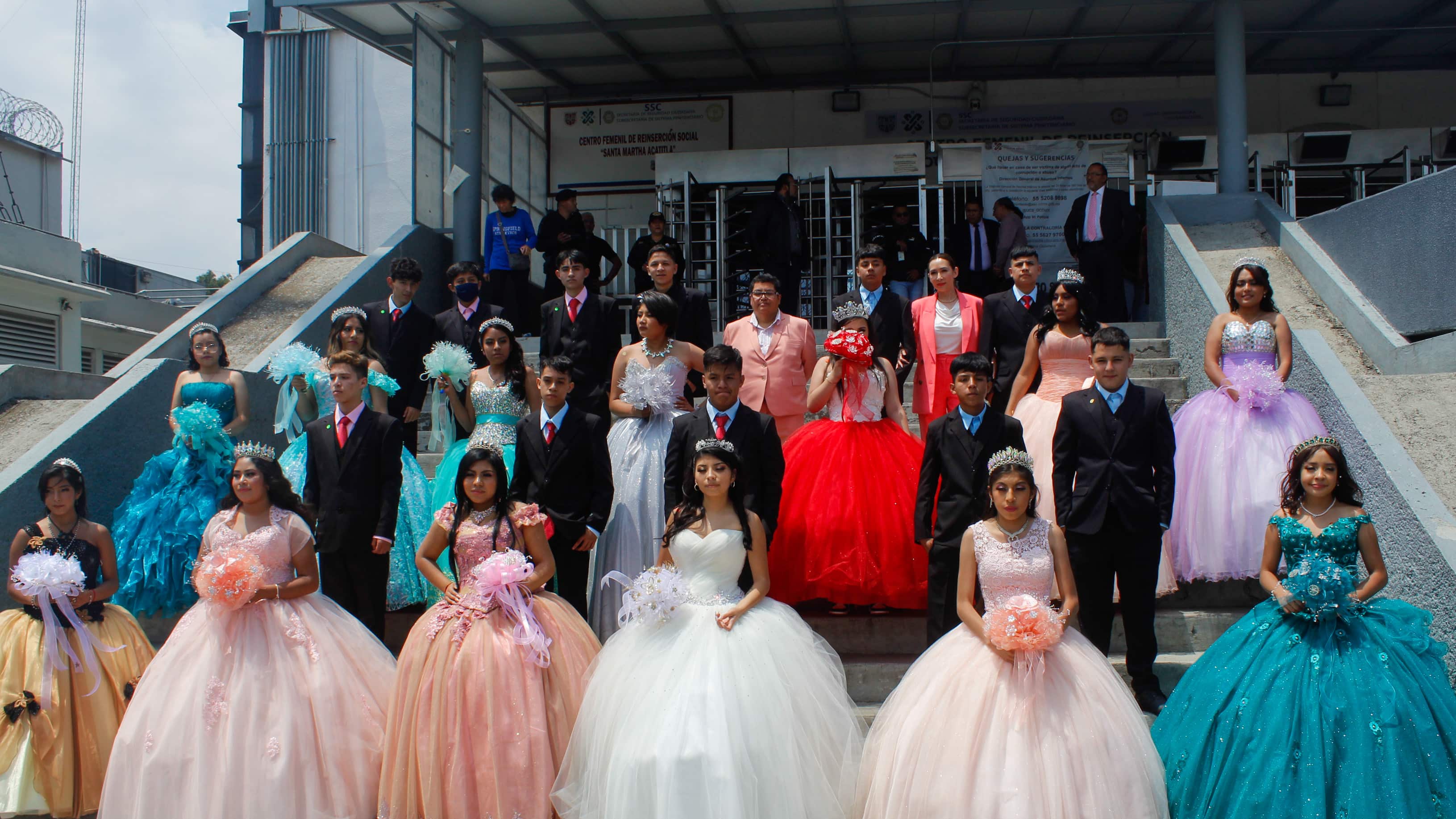 La cantante de reggaetón mexicano cantó para sus invitados sus canciones más importantes y fue la madrina de último juguete