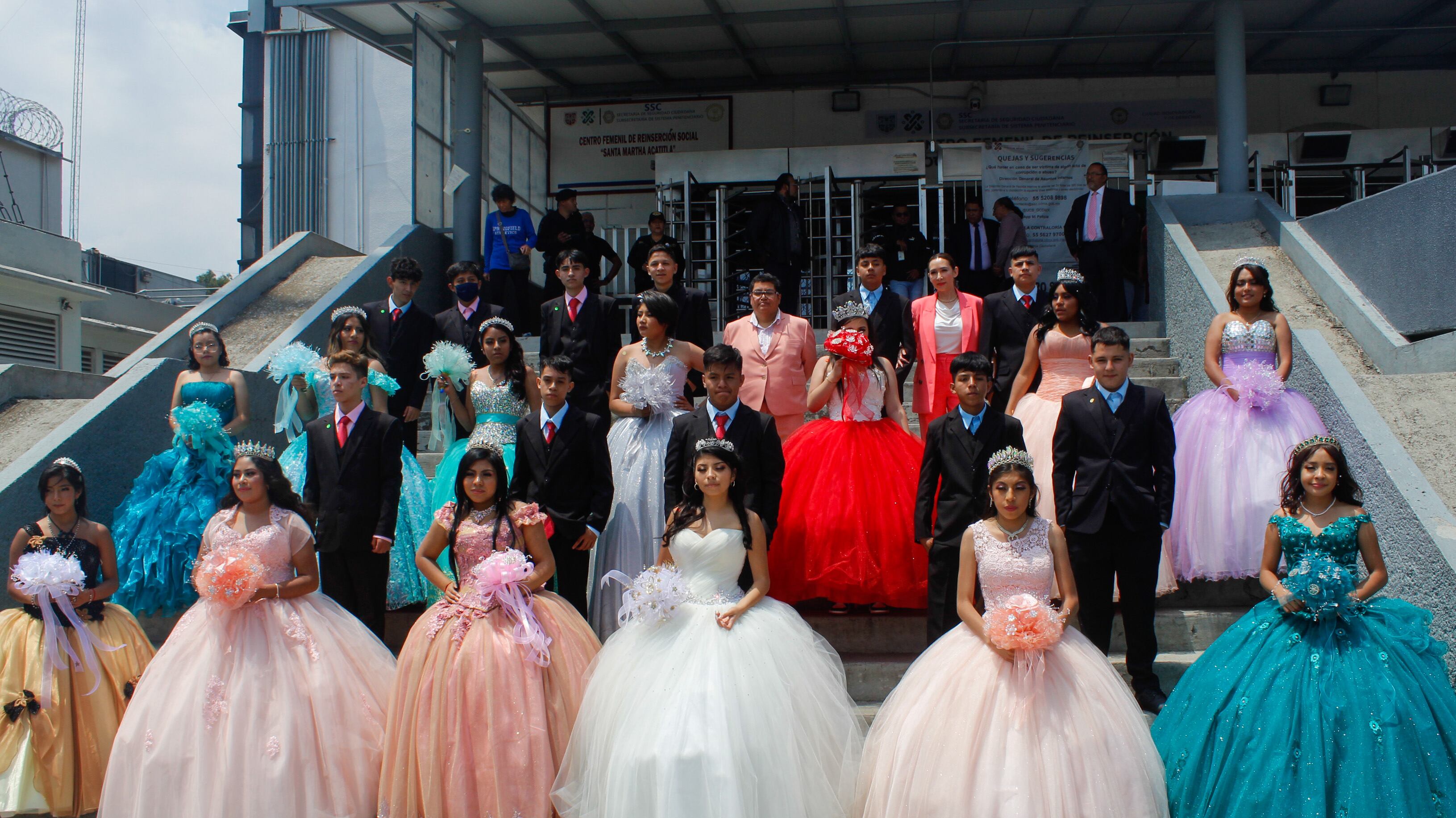 La cantante de reggaetón mexicano cantó para sus invitados sus canciones más importantes y fue la madrina de último juguete