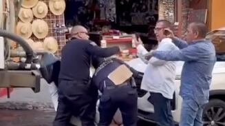 Oficiales de tránsito de Tepotzotlán, Estado de México, someten a Roberto Flores Noguez.