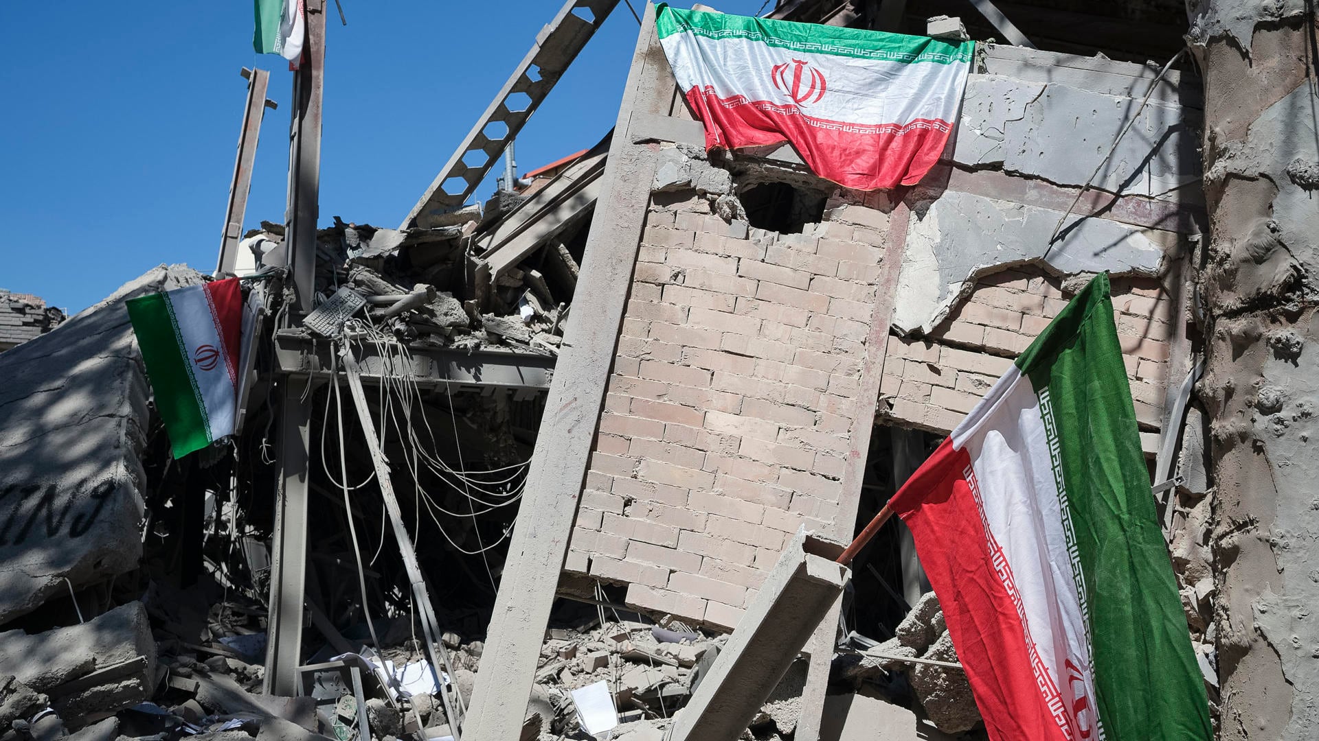 EE.UU. e Israel bombardean intensamente Irán horas antes de que venza el plazo de Trump