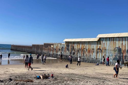 Migrantes sostienen economía de EE.UU. con miles de mdd en impuestos; Trump los criminaliza