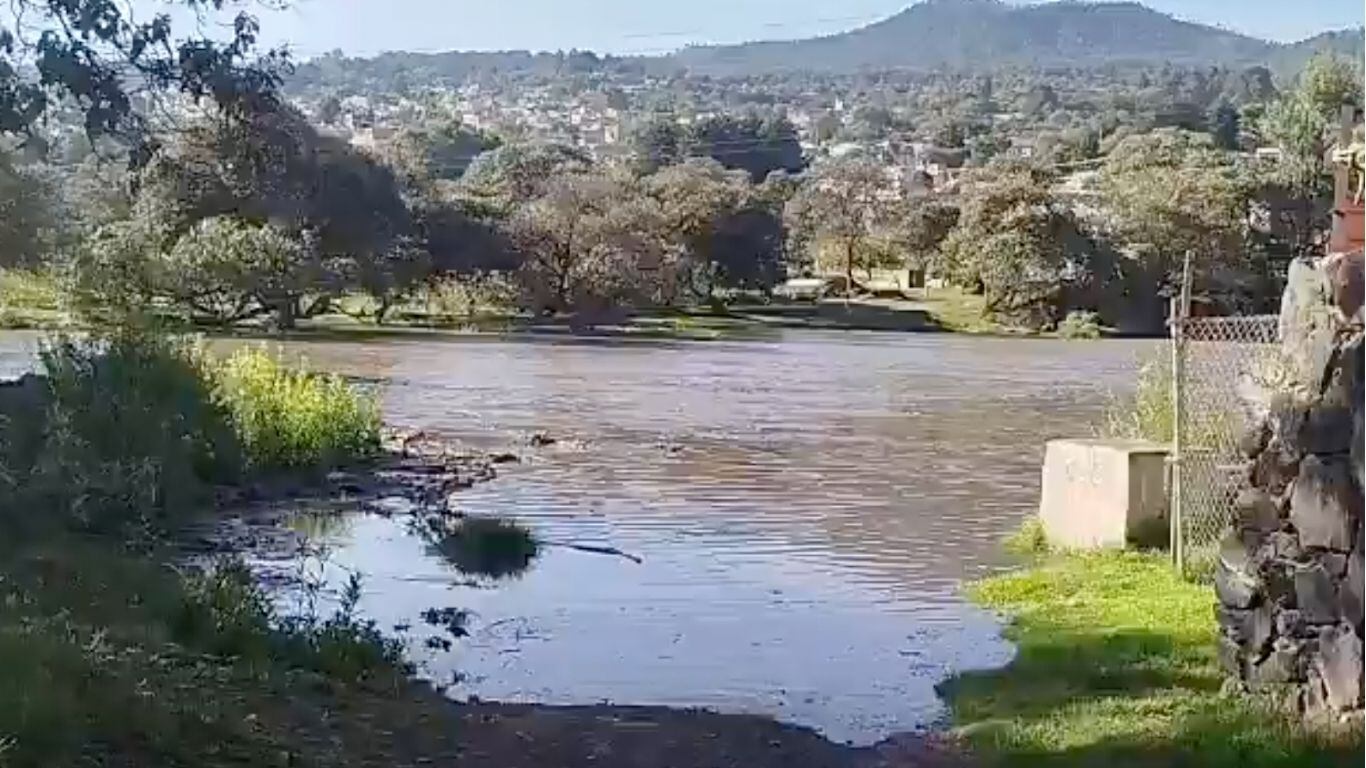 Mega fuga de agua inunda calles y viviendas en Tepozanes; piden intervención urgente de SEGIAGUA