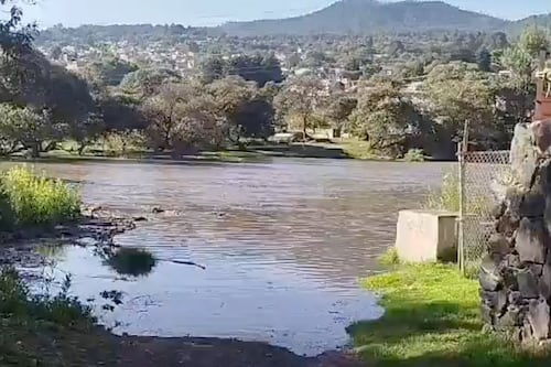 Mega fuga de agua inunda calles y viviendas en Tepozanes; piden intervención urgente de SEGIAGUA