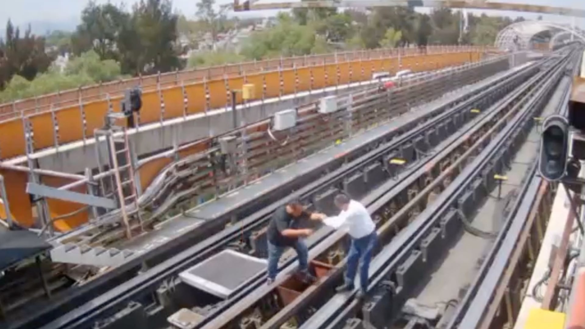 Familiares del trabajador que falleció en el Metro denuncian falta de información de autoridades tras accidente.