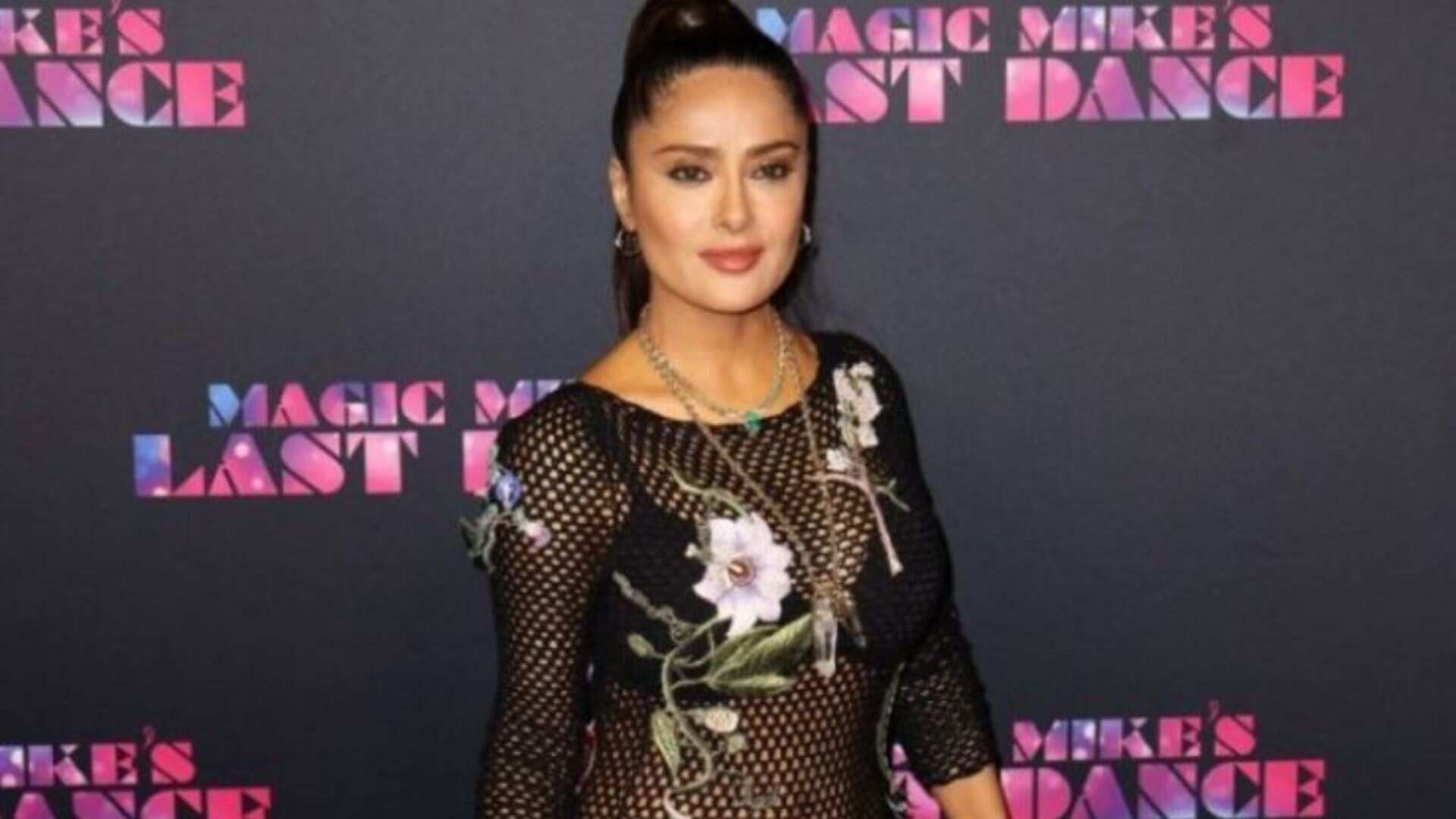 Salma Hayek luce un vestido transparente en la premiere de su nueva película