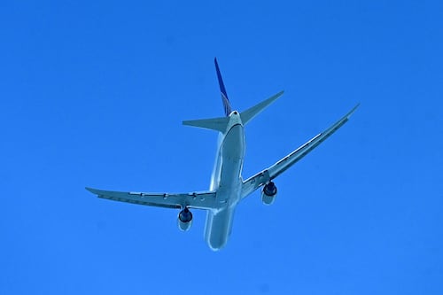 Europa enfrentará escasez de combustible para aviones en tres semanas, advierte organismo