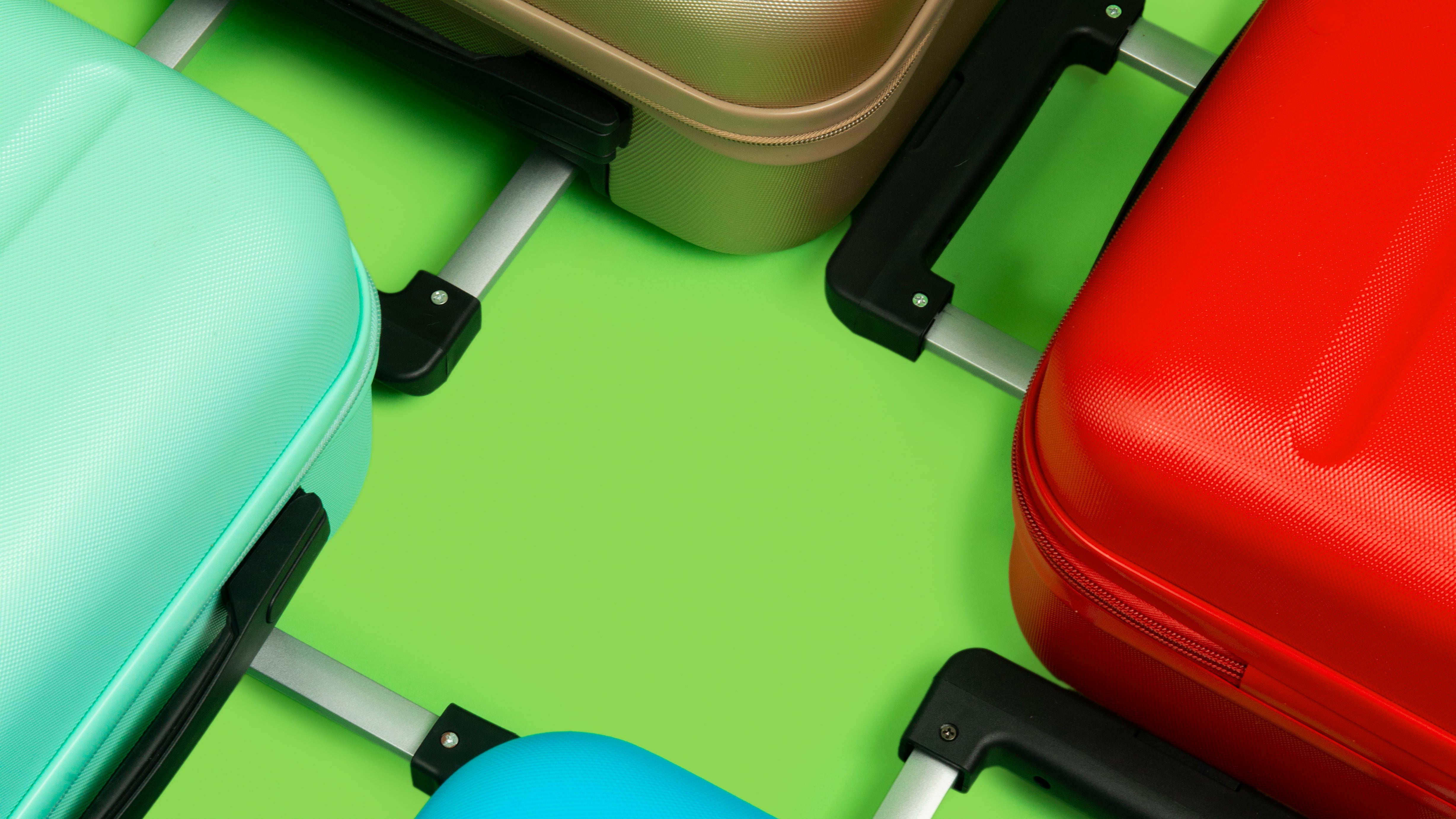 Si alguna vez te preguntaste qué significa carry on en vuelos, la respuesta es sencilla: se trata del equipaje de mano, aquel que puede ir contigo en la cabina de pasajeros. Foto: Freepik.