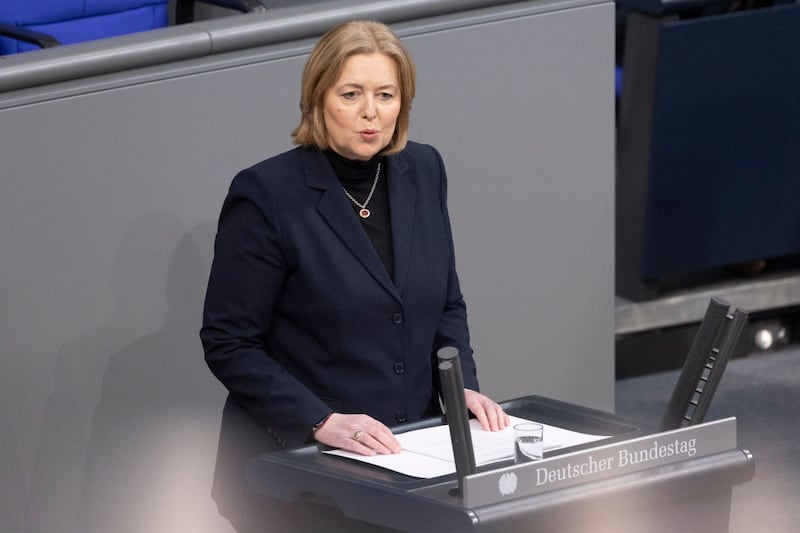 La presidenta del Bundestag, Baerbel Bas, mencionó que "las personas que fueron perseguidas por los nazis a causa de su orientación o identidad sexual llevaban esperando mucho tiempo este reconocimiento"