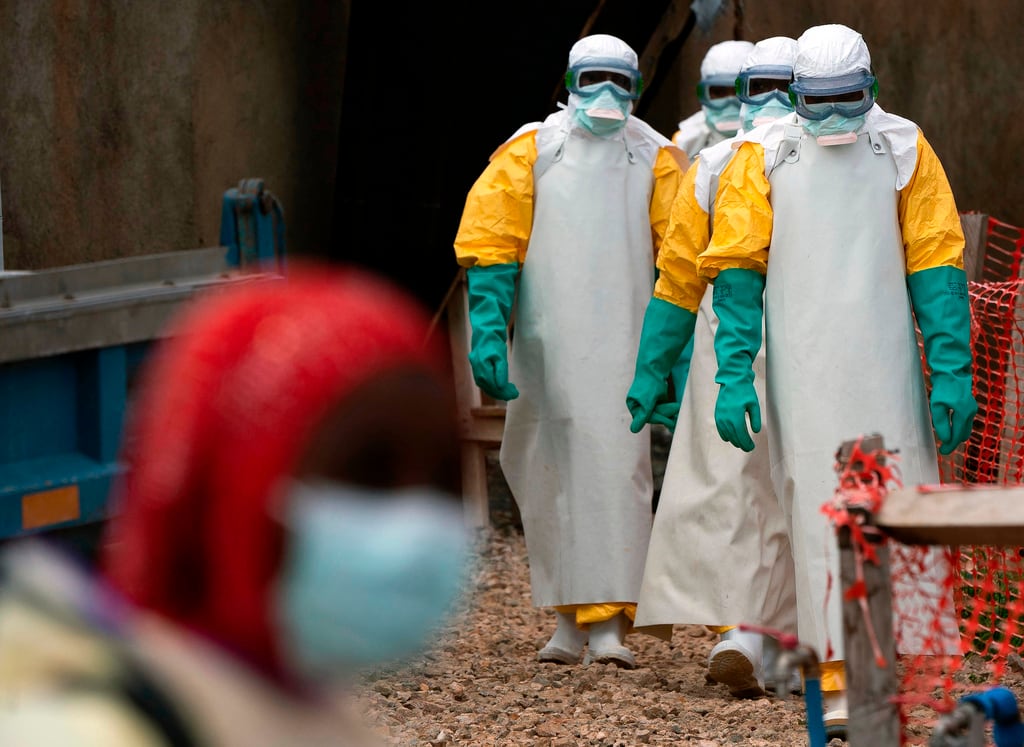 ARCHIVO - Trabajadores sanitarios vestidos con equipo de protección en un centro de tratamiento del ébola en Beni, Congo. (Foto AP/Jerome Delay, Archivo)